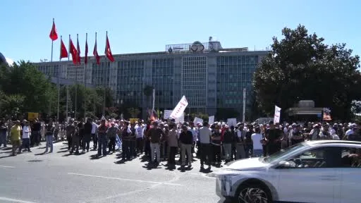İstanbul Büyükşehir Belediyesi önünde olaylı eylem