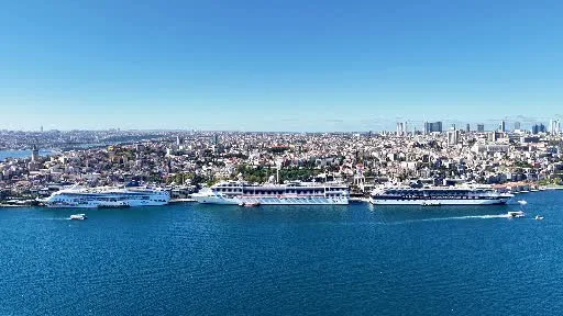 İstanbul siluetine eşlik eden 3 kruvaziyer havadan görüntülendi