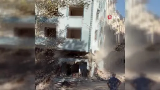 Altı katlı apartman yıkım sırasında çöktü