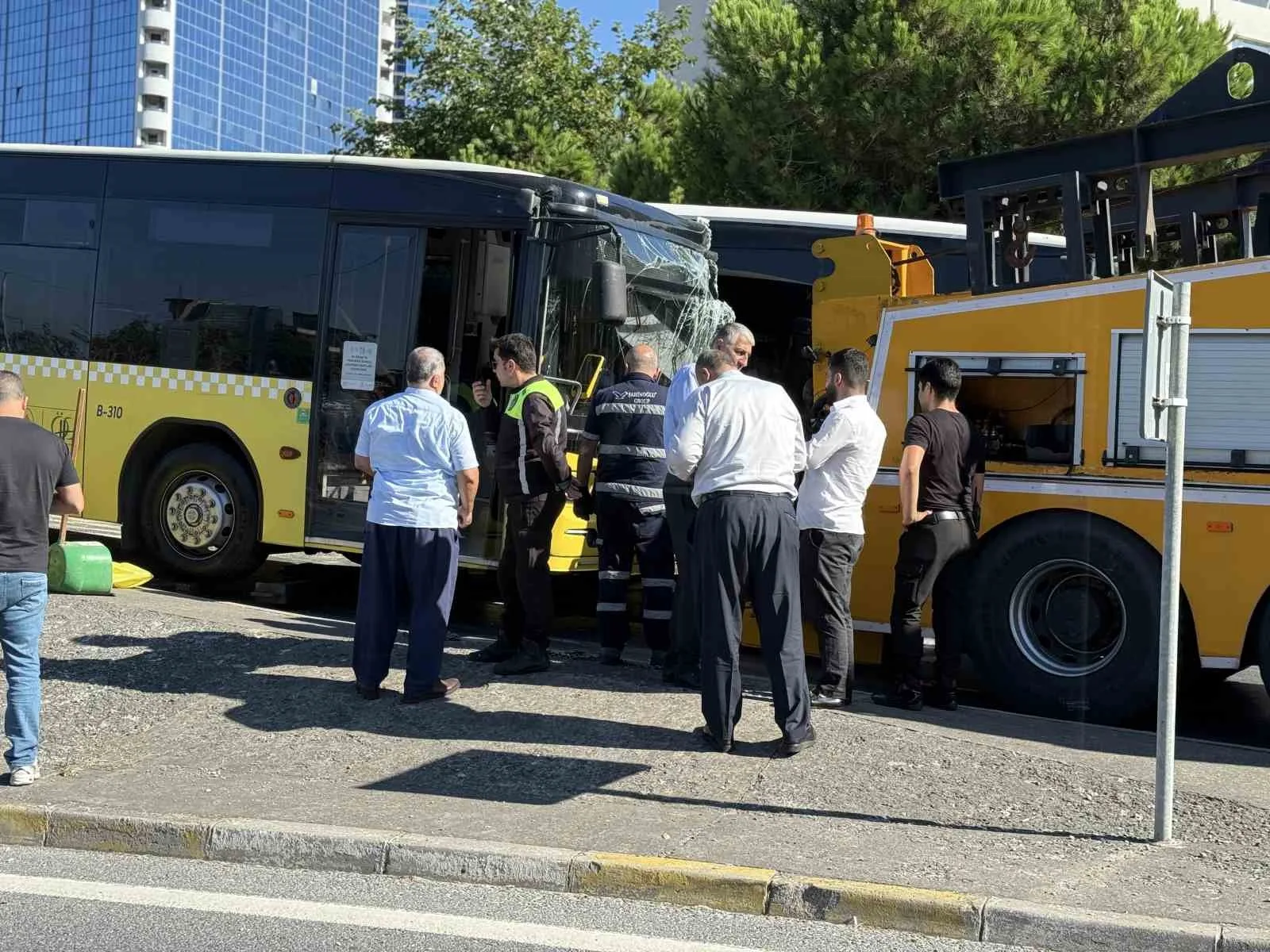 Beşiktaş’ta İETT otobüsüyle iş makinesi çarpıştı:1’i ağır 5 yaralı