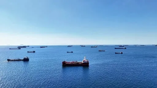 Karadeniz’deki saldırı riski nedeniyle ilerleyemeyen gemiler, İstanbul açıklarını adeta otoparka çevirdi