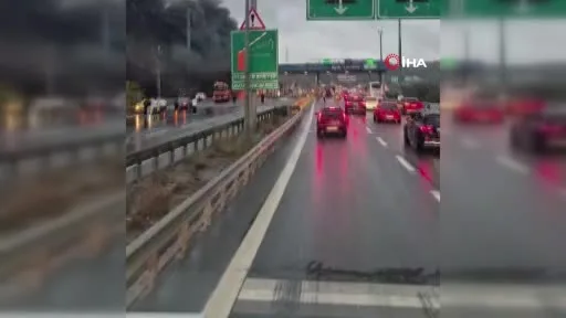 Kuzey Marmara Otoyolu’nda seyir halindeki otobüs bilinemeyen bir nedenle yanmaya başladı. Kısa sürede otobüs alev topuna dönerken, olay yerine çok sayıda itfaiye, sağlık ve polis ekipleri sevk edildi.