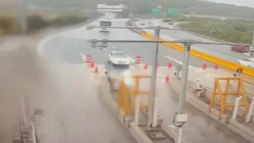 Kuzey Marmara Otoyolu’nda bariyerlere çarpan yolcu otobüsünün yanma anı kamerada