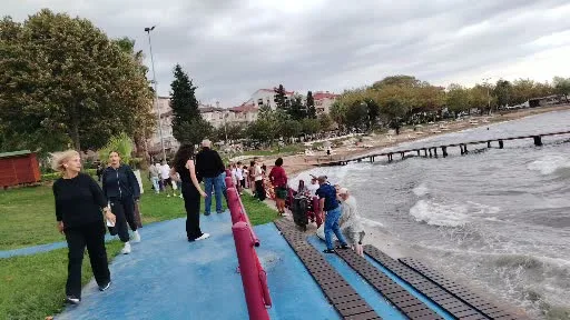 Arkadaşıyla tartışıp denize atlayan kadın boğulma tehlikesi geçirdi