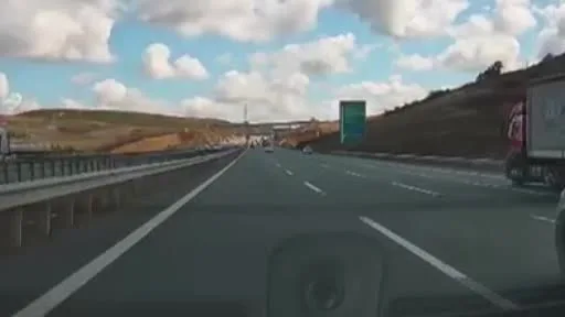 Kuzey Marmara Otoyolu tırın dorsesi koparak şarampole yuvarlandı