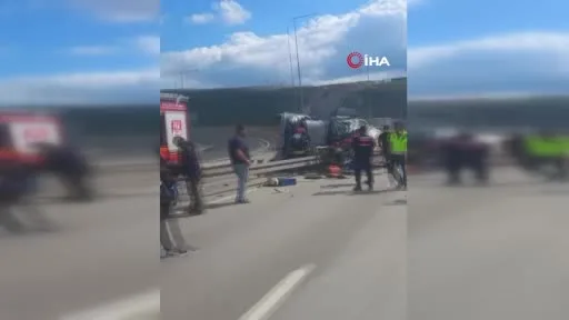 Beton mikseri devrildi, araçta sıkışan sürücü yaralandı