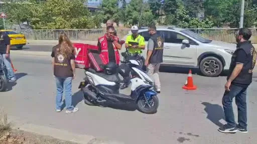 Kadıköy’de okul çevrelerinde güvenlik uygulaması gerçekleştirildi