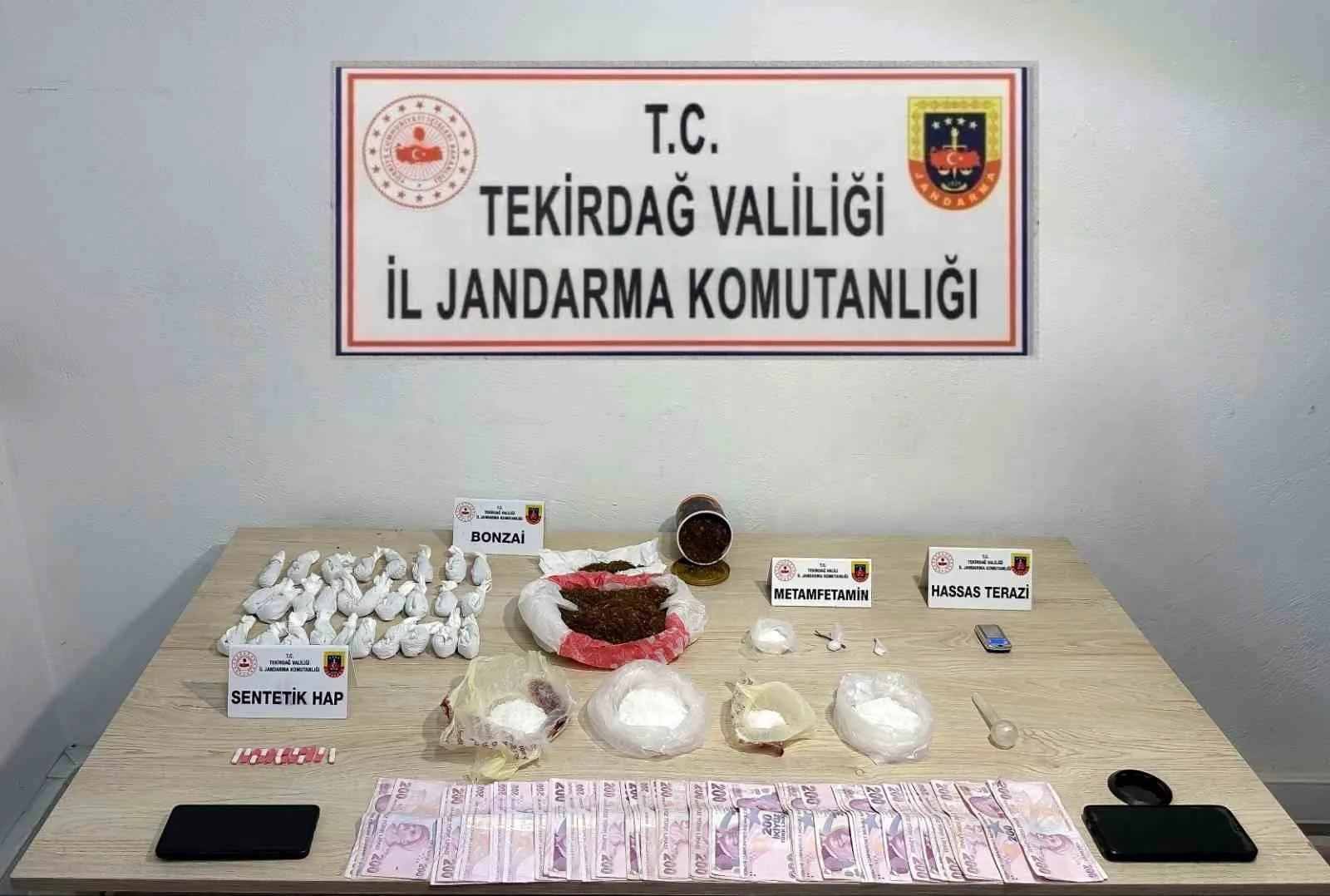 Jandarma operasyonlarında silah, uyuşturucu ve kaçak ürünler ele geçirildi