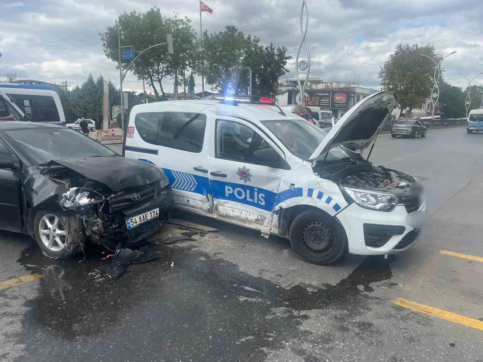 Sakarya’da polis aracı ile otomobil çarpıştı: 2’si polis, 5 yaralı