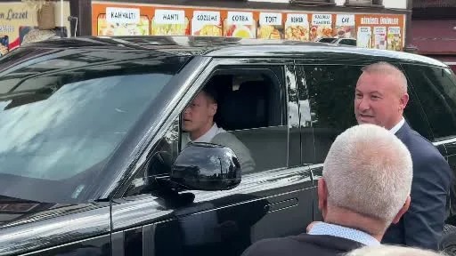 Eski futbolcu, AK Parti MKYK Üyesi Mesut Özil, Sakarya’da vatandaşlarla bir araya geldi