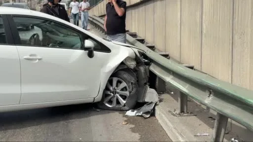 Bursa’da alt geçitte şerit değiştiren ticari araç otomobile çarptı