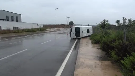 Tuzla’da devrilen servis minibüsünde sürücü yaralandı