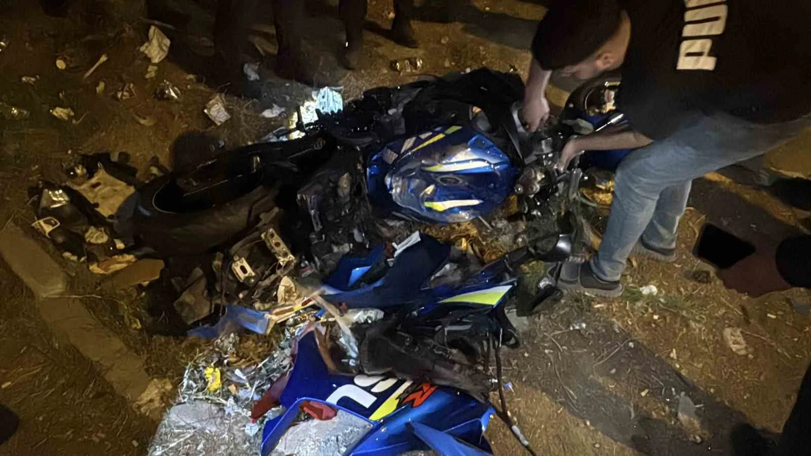 Yolun bittiğini fark etmeyince motosikleti ile boş alana uçtu
