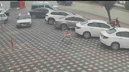 Kontrolden çıkan araç önce kamyonete, sonra park halindeki araçlara çarptı