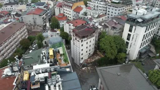Fatih’te boşaltılan otelin üst katı kısmen çöktü: 5 araç hasar gördü, bölge yaya ve araç trafiğine kapatıldı