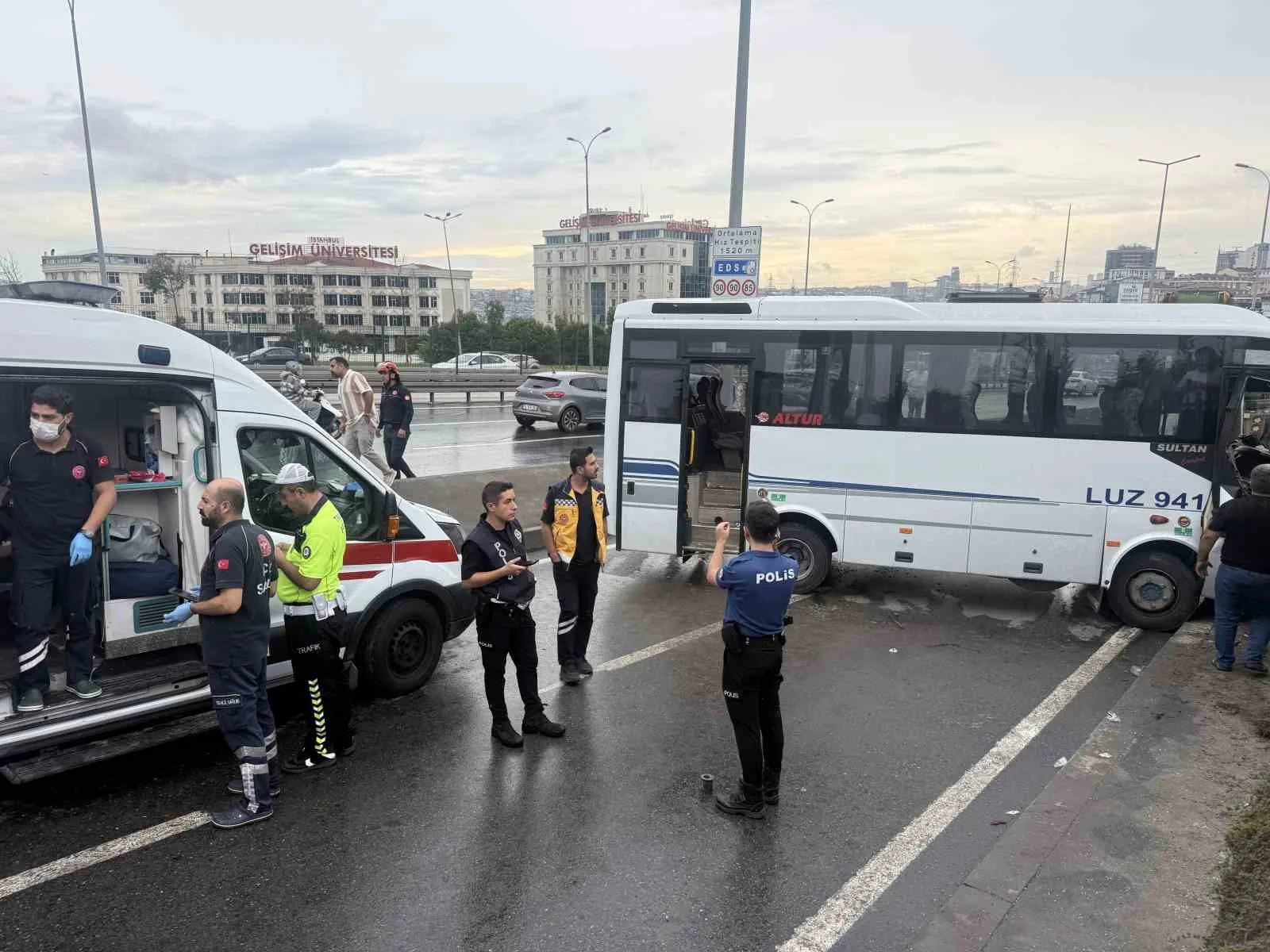 Avcılar D-100 yan yolda servis midibüsü kaza yaptı. Olay yerine sağlık ve polis ekipleri sevk edildi.