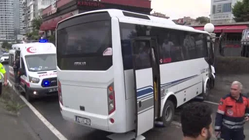 Avcılar’da kontrolden çıkan servis midibüsü kaza yaptı