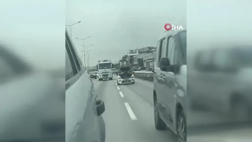 Bursa’da seyir halindeki otomobilin kaputunu açarak tamir yaptı