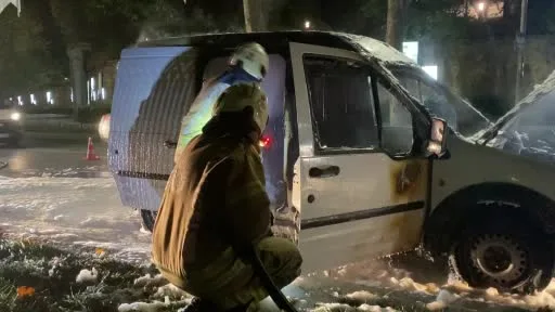 Dolmabahçe Sarayı’nın önünde hafif ticari araç alevlere teslim oldu