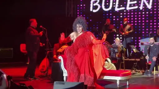 Kuşadası’nda yuhalanmıştı, olaylı konserin ardından Bursa’da sahne aldı