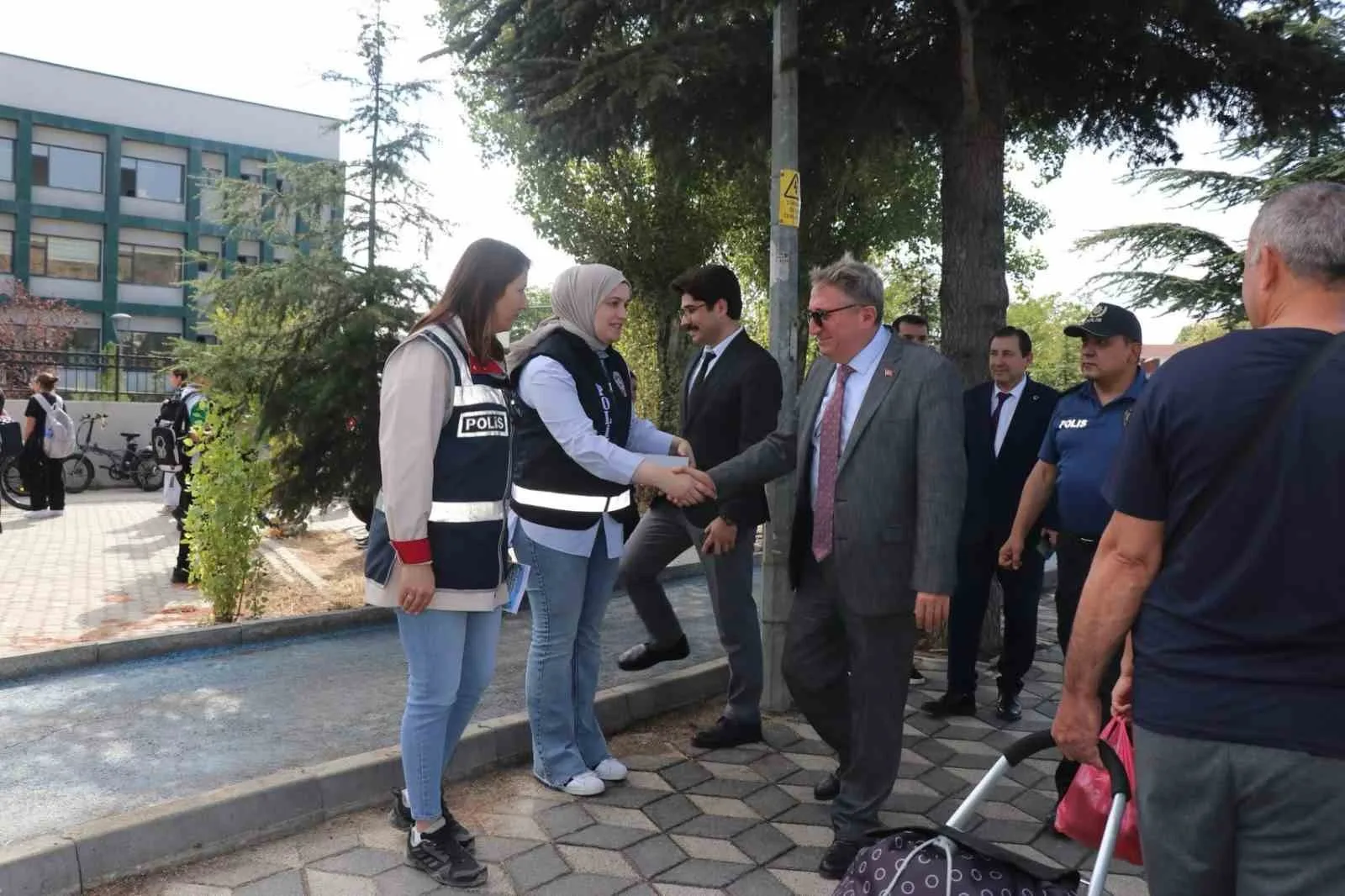 Bilecik’te okul önlerinde yaya ve sürücülere trafik bilgilendirmesi