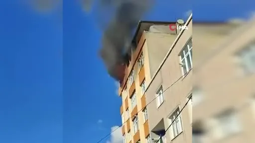 Küçükçekmece’de çatı katında yangın: Ev kullanılamaz hale geldi
