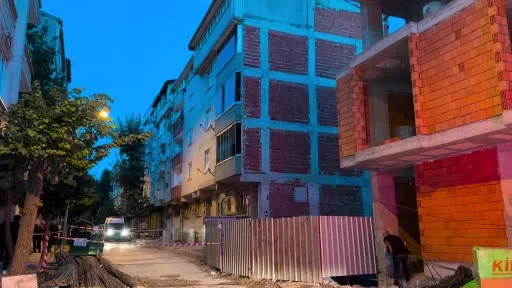 Sultangazi’de duvarlarında çatlaklar oluşan iki apartman tedbiren tahliye edildi