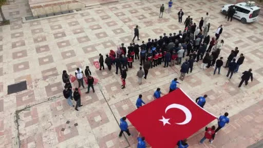 Gaziler ve gençler ellerindeki Türk bayraklarıyla omuz omuza yürüdü