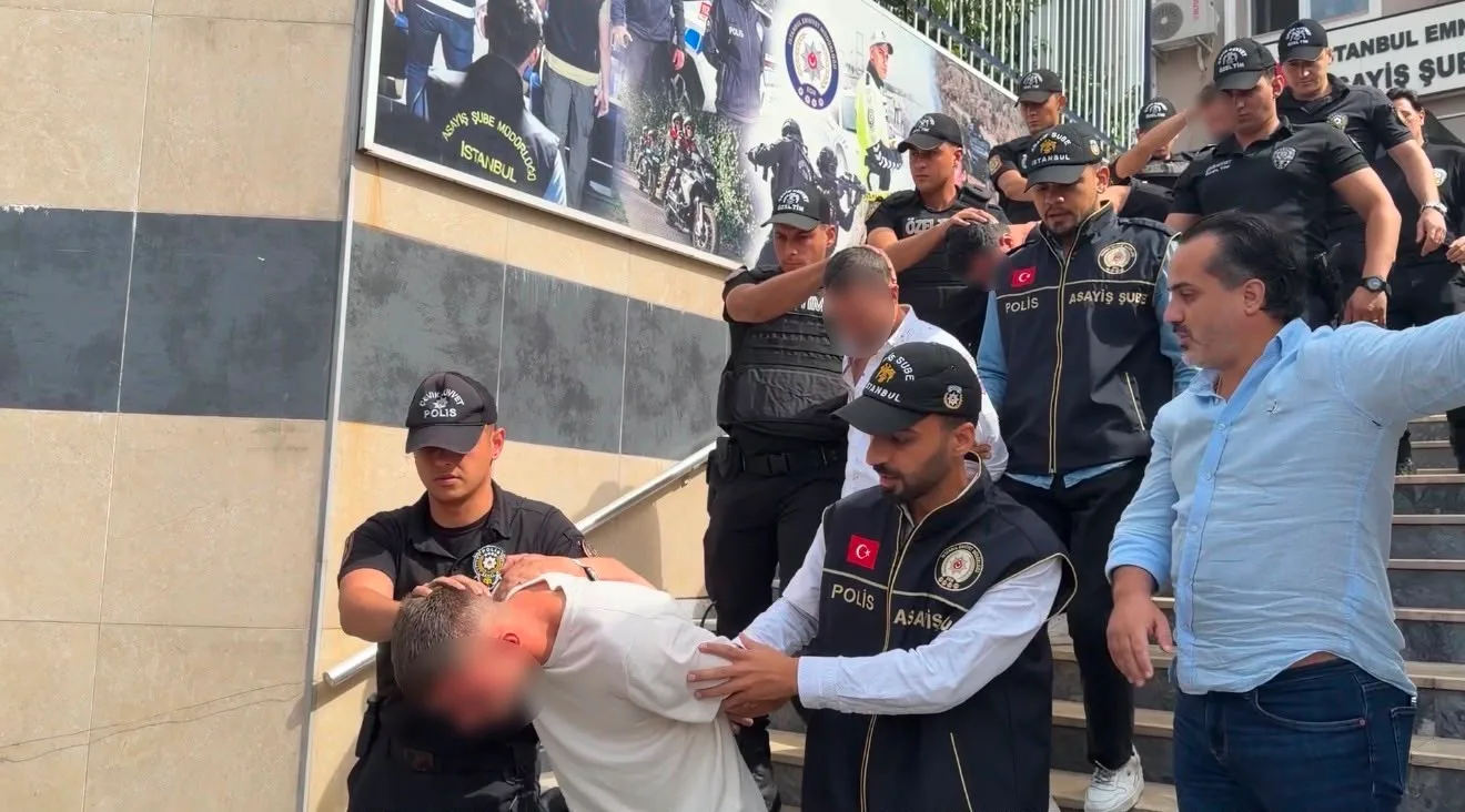 Fatih’te 2 kişinin hayatını kaybettiği silahlı kavgaya ilişkin gözaltına alınan 12 şüpheli adliyeye sevk edildi