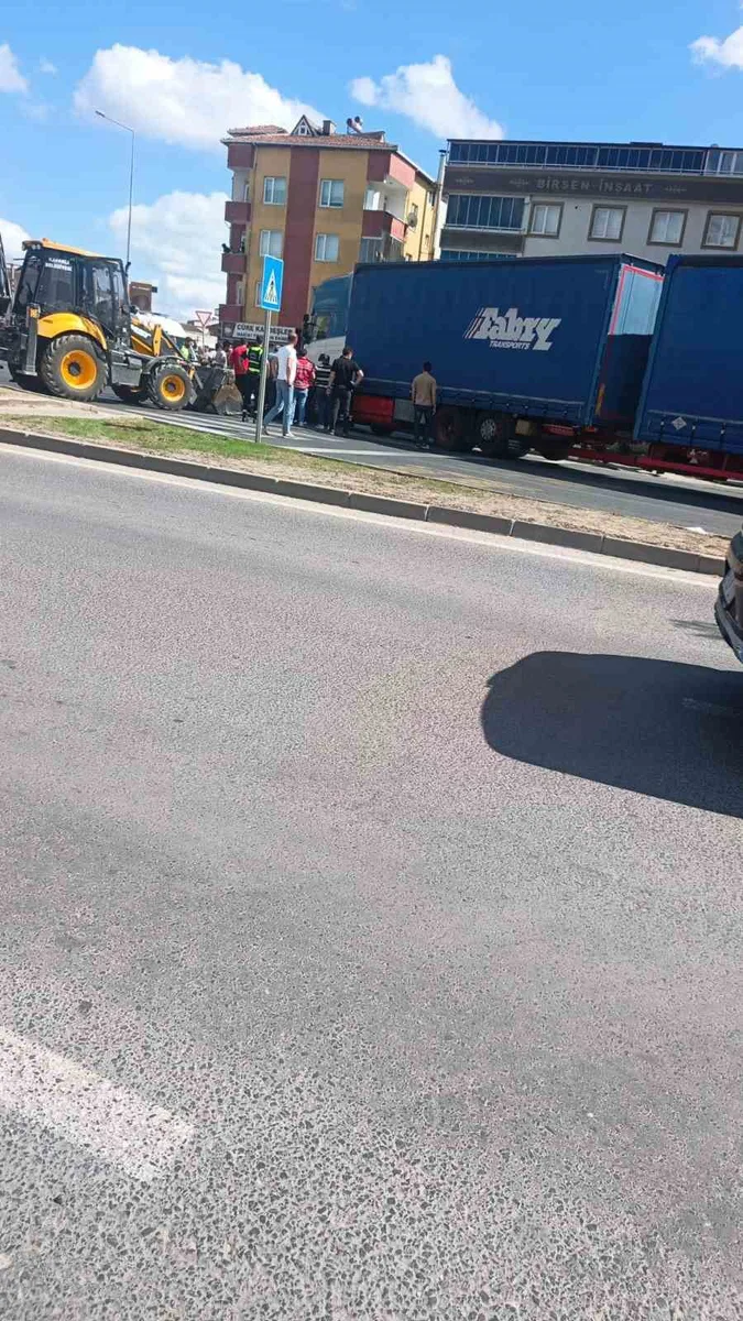 Tırın altında kalan yaşlı kadın ağır yaralandı