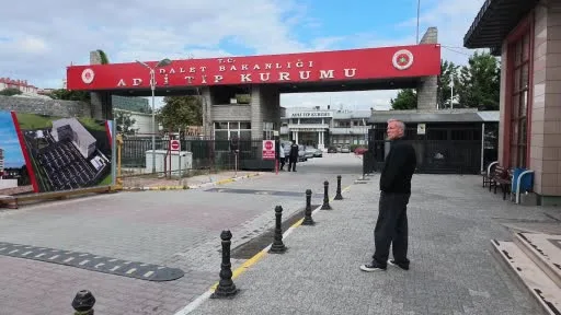 Ünlülere yönelik ’uyuşturucu’ soruşturması kapsamında gözaltına alınan 21 şüpheli Adli Tıp Kurumuna sevk edildi