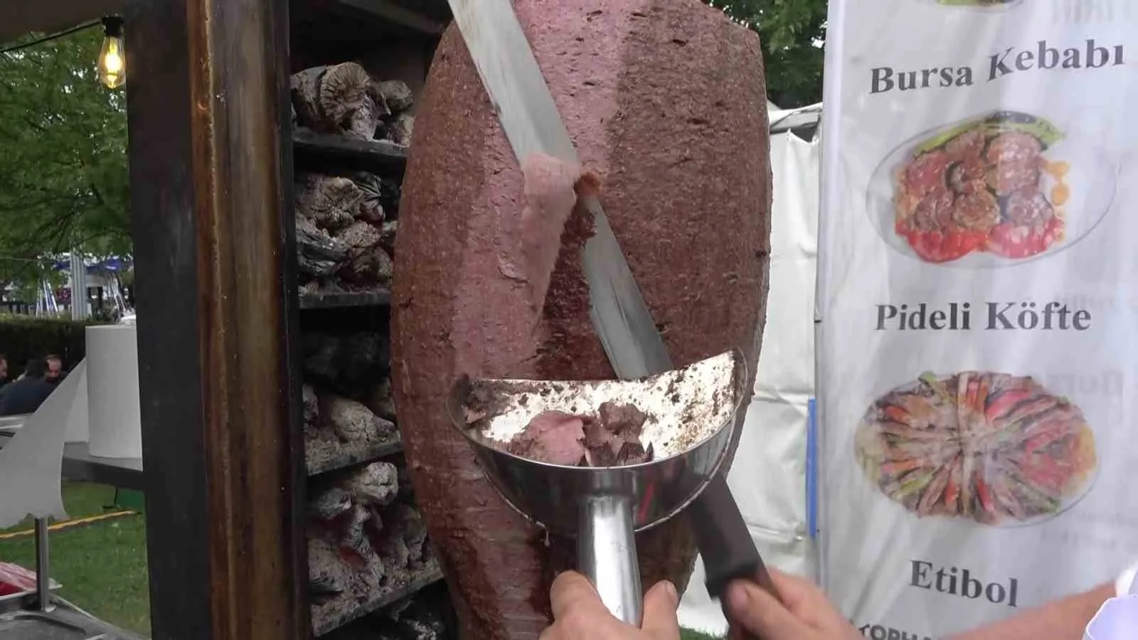 Üç metrelik tabakta Bursa kebabı ikramı
