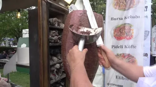 Üç metrelik tabakta Bursa kebabı ikramı