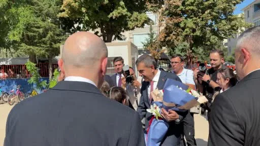 Bakan Tekin miniklerin bayrak törenine katıldı, öğretmenlerle bir araya geldi
