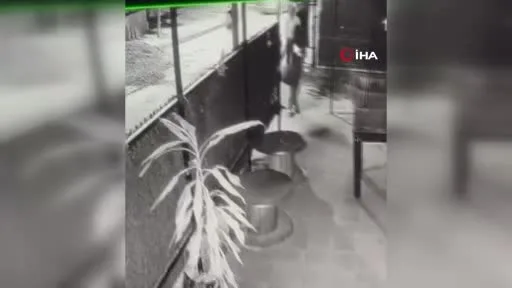 Küçükçekmece’deki binanın çökme anları ortaya çıktı: 2 kişi son anda kurtuldu