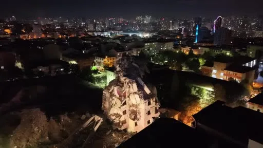 Küçükçekmece’de yıkım çalışmasında çöken binada arama çalışmaları sona erdi
