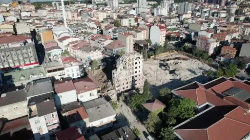 Küçükçekmece’de yıkılan bina havadan görüntülendi