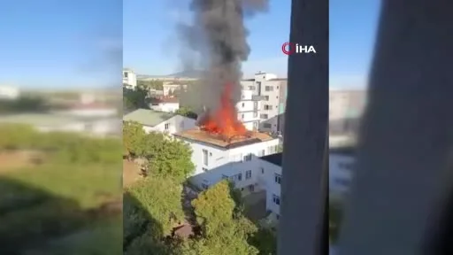 Tuzla’da 2 katlı binanın çatısı alev alev yandı