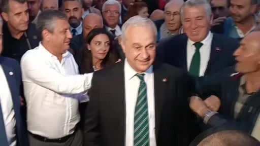 Yeni Parti Genel Başkanı Özel’in söylediklerinden çok yaptığı hareketler ve girdiği diyaloglar ses getirdi
