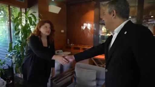 Özgür Özel, geri çevirdiği börek için Canan Uzer ile aynı sofrada buluştu