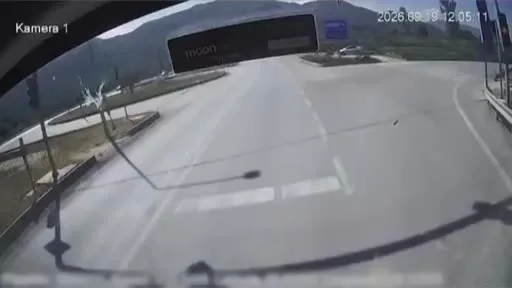 Belediye otobüsündeki kaza anı kameraya yansıdı