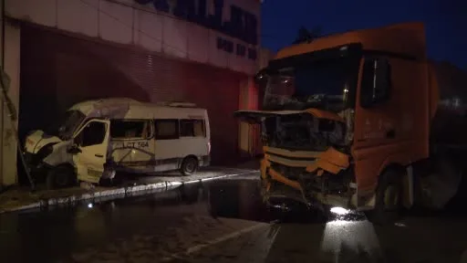 Ümraniye’de servis minibüsü ile İSTAÇ kamyonu çarpıştı: 2 yaralı