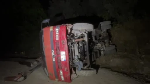 Bursa’da devrilen iş makinesinde sıkışan sürücü camdan çıkarıldı