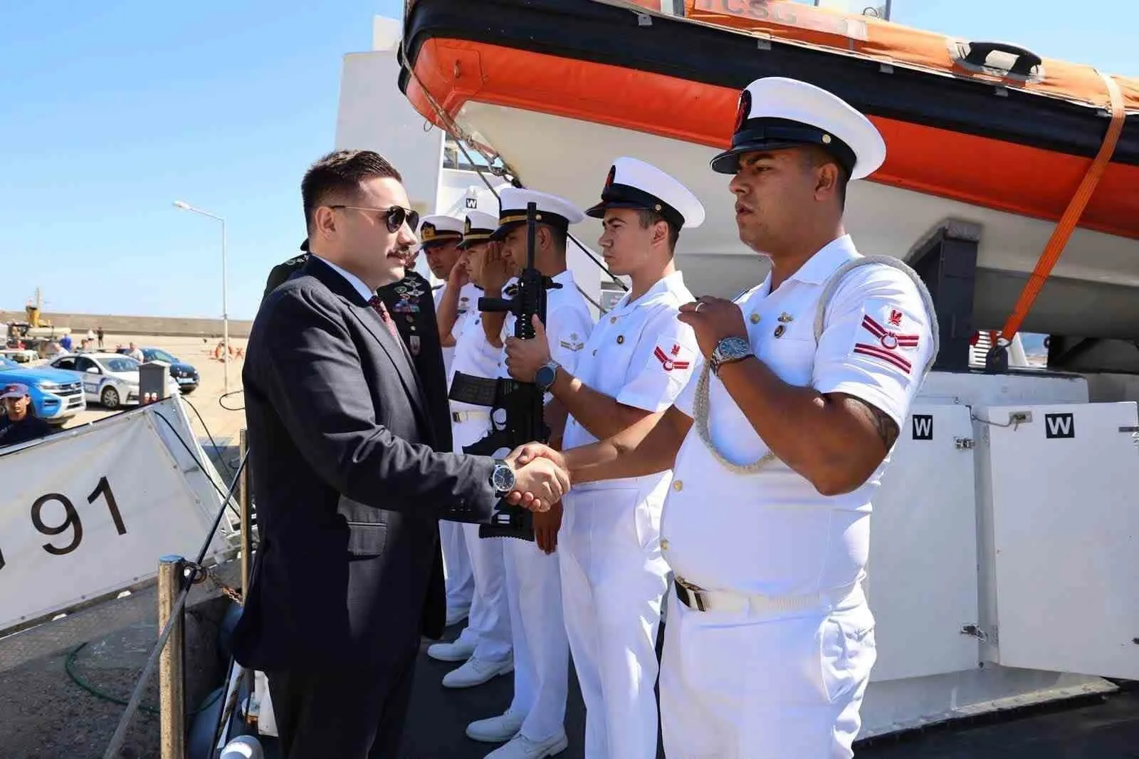 Gökçeada Kaymakamı Osman Acar’dan Sahil Güvenlik Botu ‘TCSG-91’de inceleme