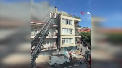 Sarıyer’de korkutan yangın: İki binanın çatısı ile bir araç yandı