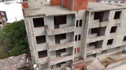 Karacabey’de 30 yıldır tamamlanmayı bekleyen bina mahalleliyi tedirgin ediyor