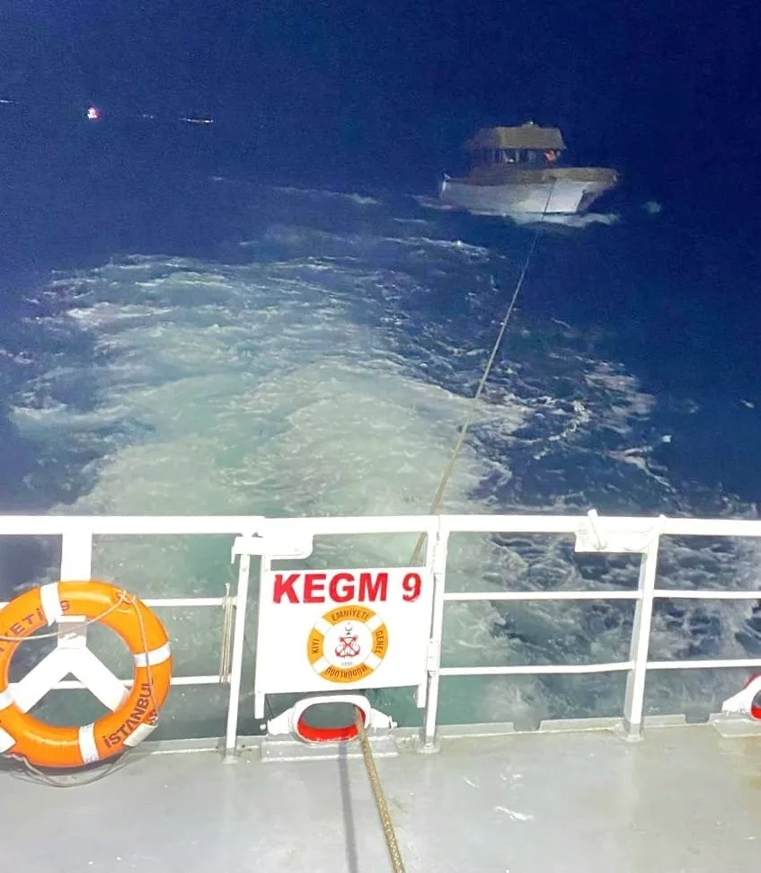 Çanakkale Boğazı’nda içinde 3 kişinin bulunduğu sürüklenen tekne kurtarıldı