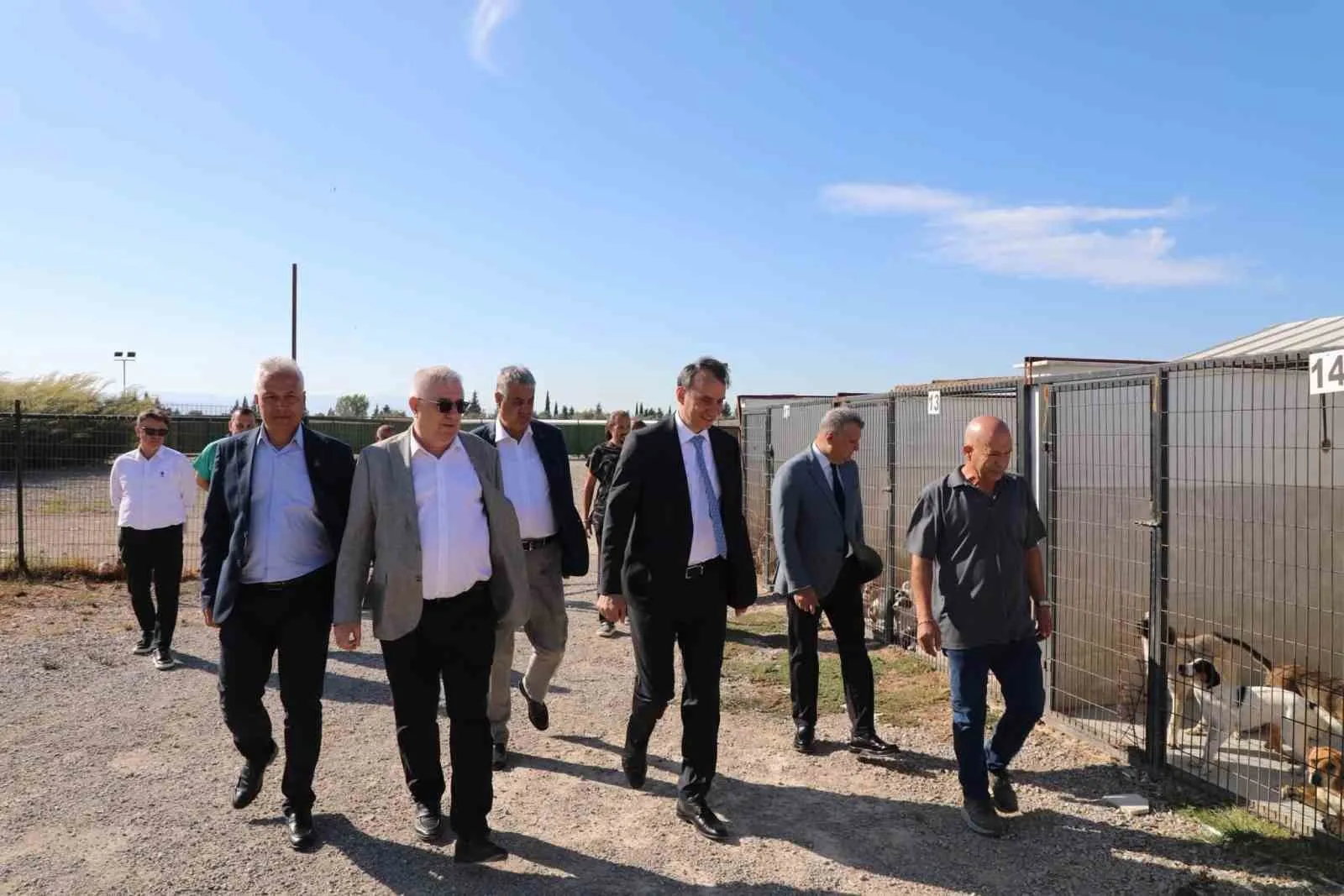 Kaymakam Zafer Engin, Sokak Hayvanları Bakım ve Rehabilitasyon Merkezi’ni ziyaret etti