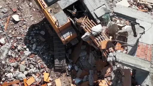 Kentsel dönüşüm yıkımında çöken beton blok iş makinesinin üzerine devrildi