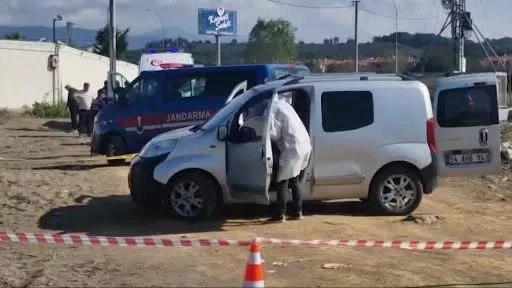 Muhtar aracında başından vurulmuş halde ölü bulundu